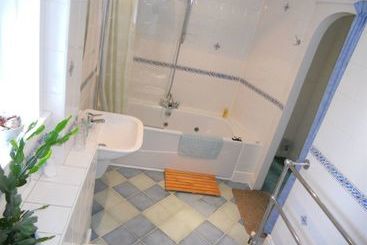 تختخواب و صبحانه The Elms Guest House