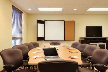 בית מלון כפרי Days Inn By Wyndham Grande Prairie