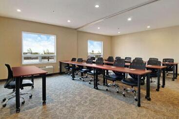 בית מלון כפרי Days Inn By Wyndham Regina Airport West