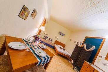 Grekis Beach Hotel And Apartments