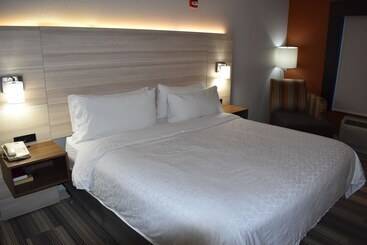 Holiday Inn Express Hotel & Suites Mcpherson, An Ihg