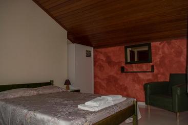 هتل Staggia Studios