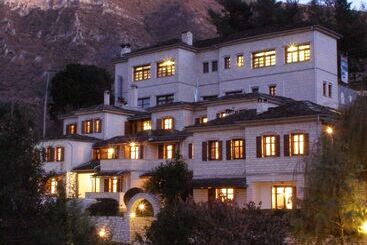 בית מלון כפרי Taxiarches