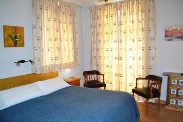 پانسیون Hostal Aribel Longinos
