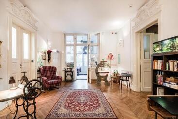 Baroque Hostel & Coworking