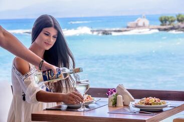 Elmi Beach Hotel & Suites