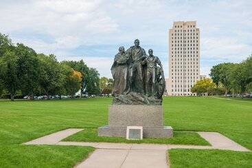 Holiday Inn Express Hotel & Suites Bismarck By Ihg