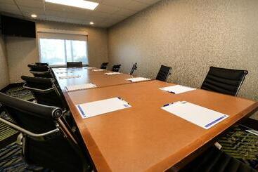 Holiday Inn Express Hotel & Suites Grand Forks, An Ihg