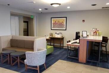 Holiday Inn Express Hotel And Suites Lincoln Airport, An Ihg