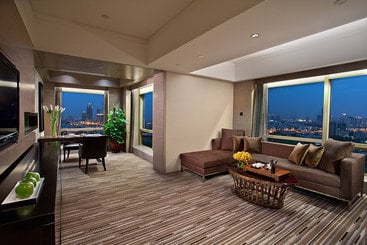 Longchamp Garden Hotel