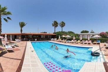 Sandy S Studios Apartments & Log Villas