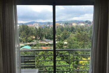 فندق Baguio Burnham Suites