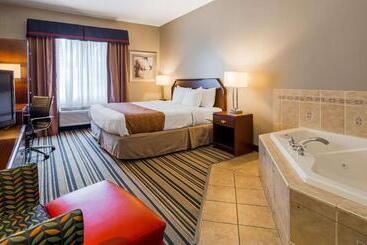 Отель Comfort Inn & Suites