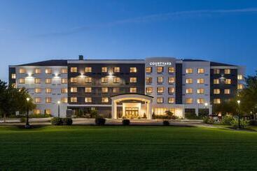 Отель Courtyard Lancaster