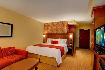 ホテル Courtyard By Marriott Madison East