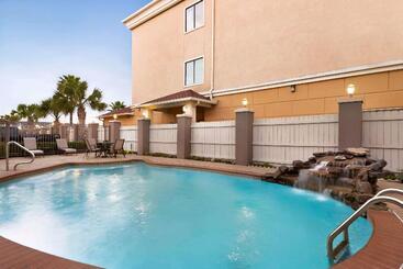 בית מלון כפרי Days Inn & Suites By Wyndham Houston Hobby Airport