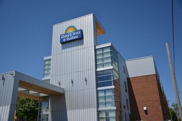 هتل Days Inn & Suites By Wyndham Milwaukee