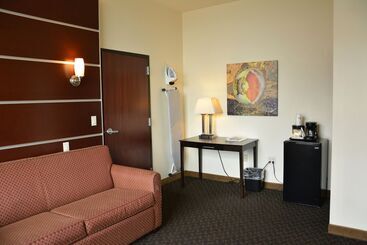 Отель Days Inn & Suites By Wyndham Milwaukee
