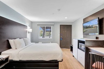 Отель Days Inn & Suites By Wyndham Niagara Falls/buffalo