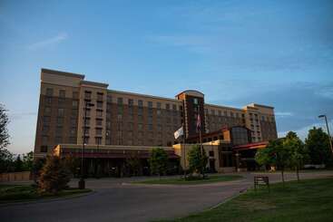 فندق Embassy Suites By Hilton Minneapolis North