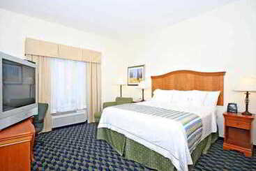 בית מלון כפרי Fairfield Inn & Suites Greensboro Wendover