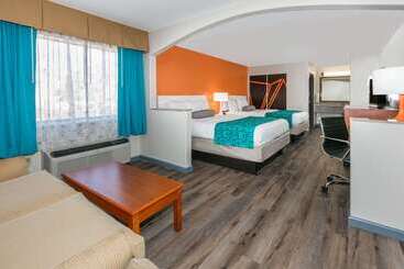 هتل Howard Johnson By Wyndham Lafayette