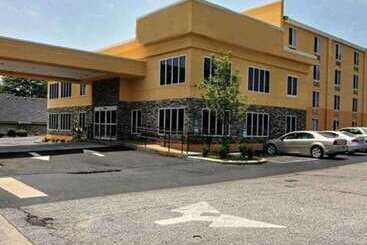 בית מלון כפרי Quality Inn & Suites Greenville Near Downtown