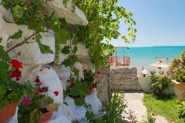 هتل Iris Beach