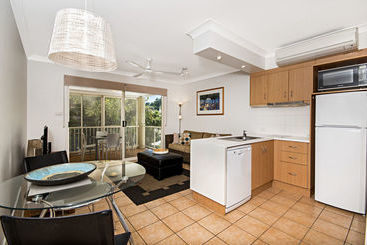 هتل Port Douglas Apartments   Adults Only Oasis