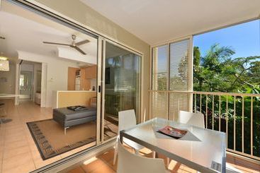 هتل Port Douglas Apartments   Adults Only Oasis