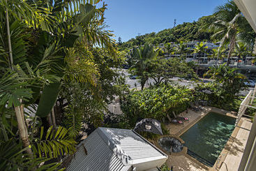 هتل Port Douglas Apartments   Adults Only Oasis