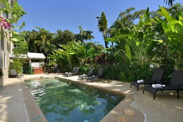 هتل Port Douglas Apartments   Adults Only Oasis