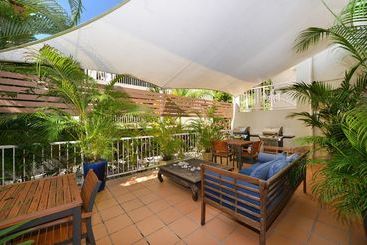 هتل Port Douglas Apartments   Adults Only Oasis