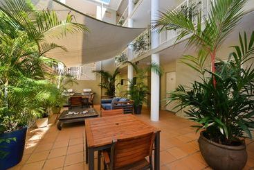 هتل Port Douglas Apartments   Adults Only Oasis