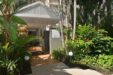 هتل Port Douglas Apartments   Adults Only Oasis