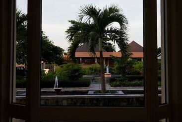 هتل The African Regent