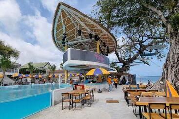 فندق Arkbar Beach Club