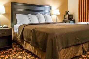 Отель Econo Lodge Inn & Suites