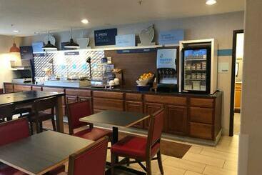 فندق Holiday Inn Express Mt. Vernon, An Ihg