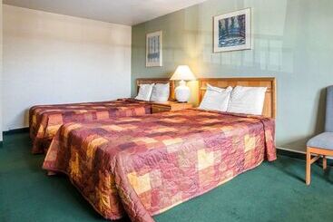 בית מלון כפרי Rodeway Inn Billings Logan Intl Airport Near St Vincent Hospital