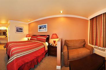 هتل Inn By The Coliseum