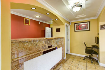 هتل Inn By The Coliseum