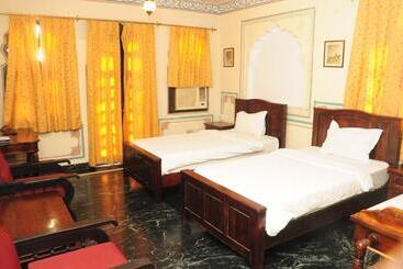 Отель Sajjan Niwas