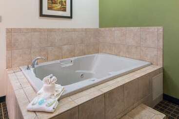 فندق Clarion Inn & Suites Weatherford South