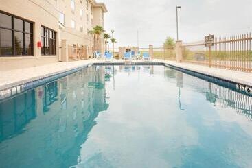 هتل Holiday Inn Express & Suites   Laredo Event Center Area, An Ihg