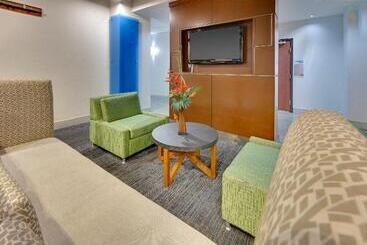 בית מלון כפרי Holiday Inn Express & Suites   Denton North, An Ihg