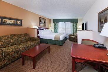 호텔 Holiday Inn Express & Suites Selma, An Ihg