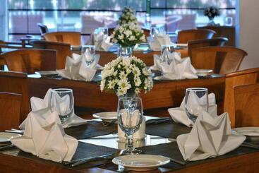 Отель Gokulam Grand Turtle On The Beach