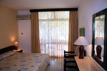 Отель Kenya Bay Beach