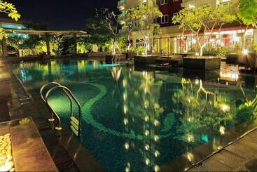 בית מלון כפרי Solo Paragon  & Residences